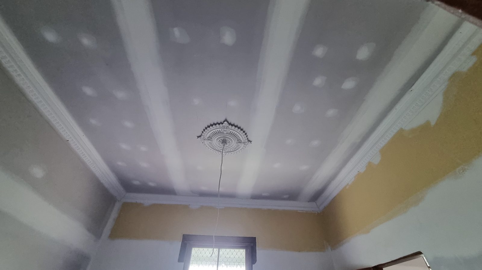 Ceiling joint finishing around decorative plaster details