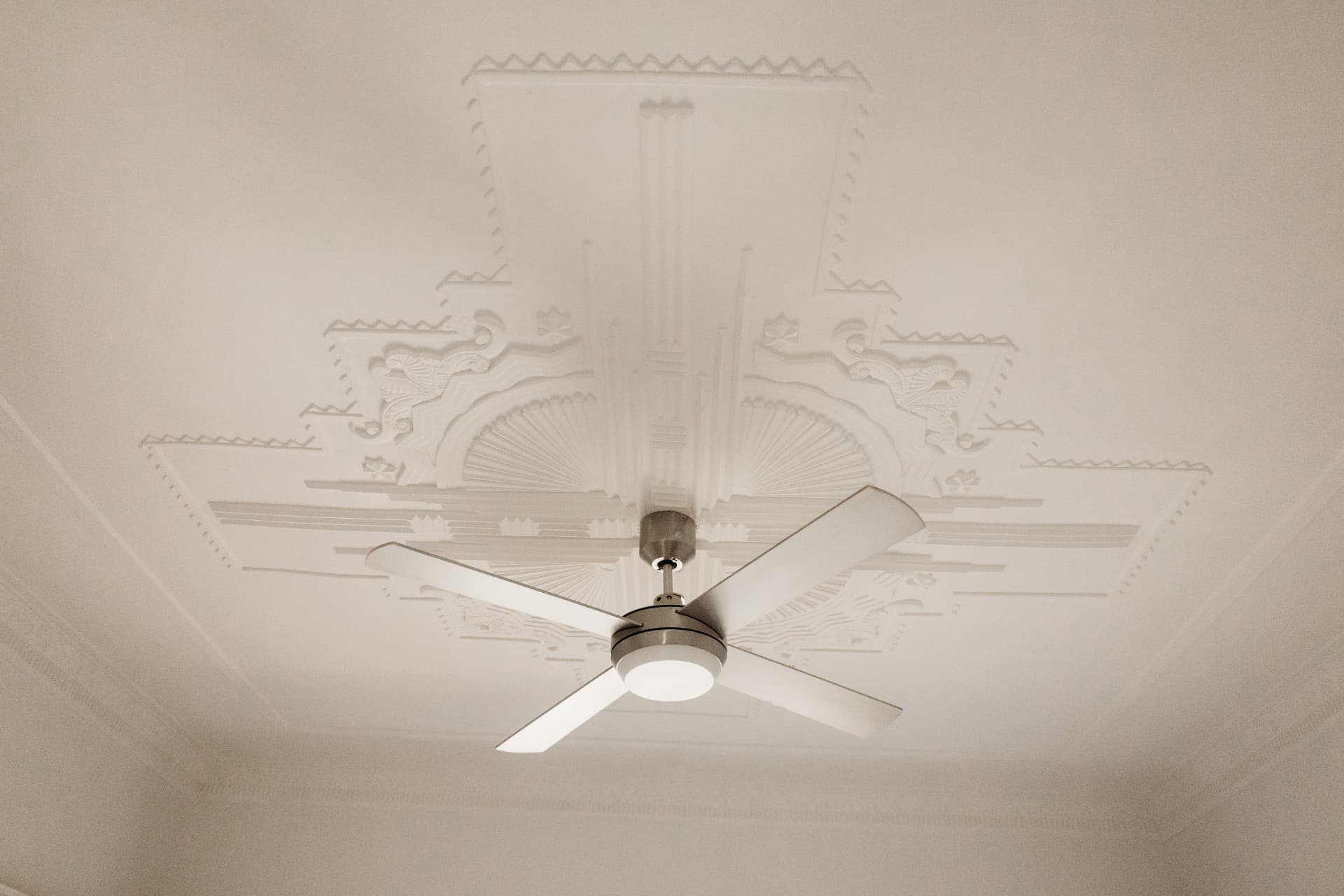 Decorative plaster ceiling centrepiece and surrounding cornices